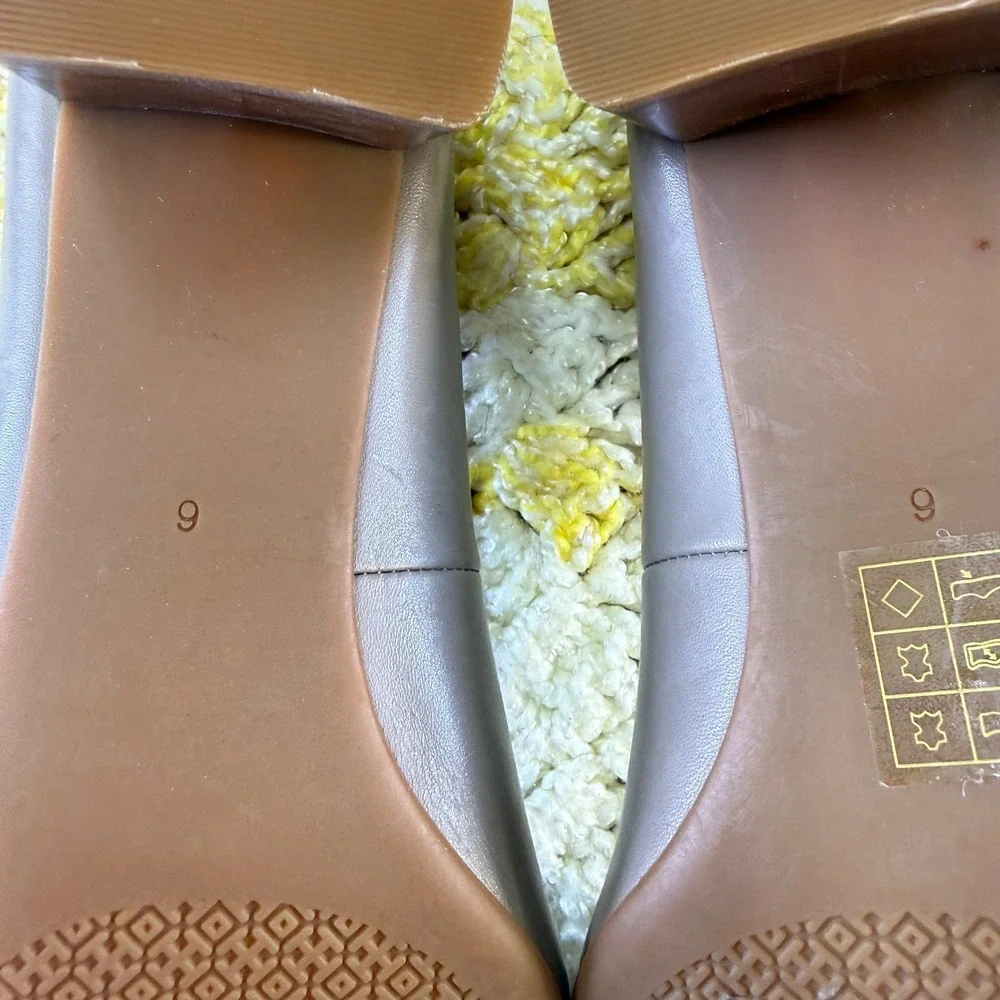 Tory Burch Chelsea Taupe Leather Block Heel Pumps Gold Logo Medallion Size 6 - Picture 6 of 16